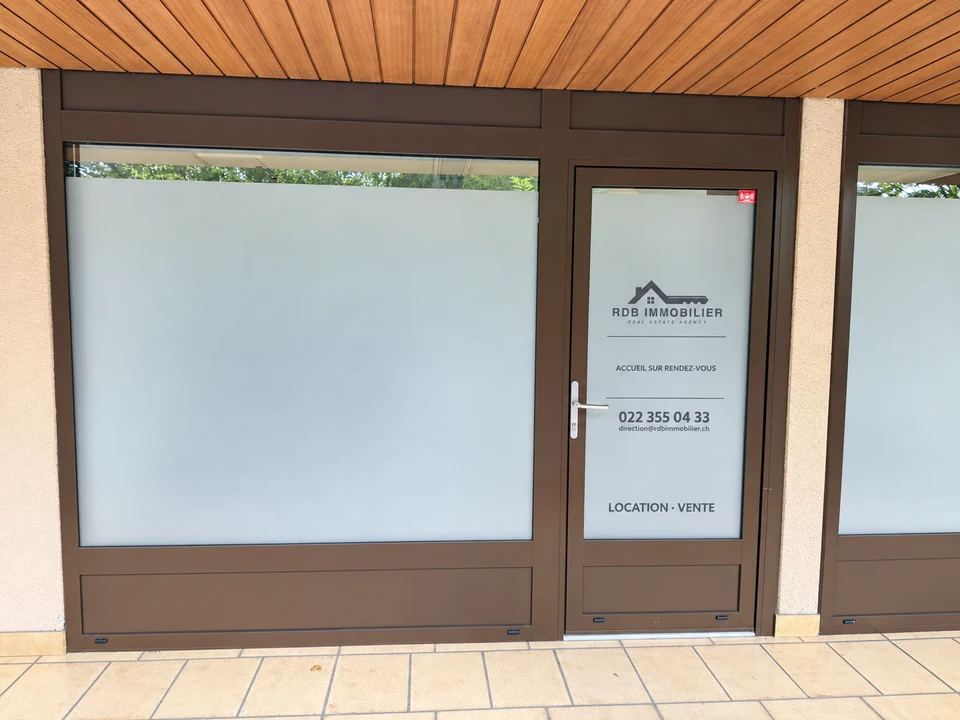 Entrée de l'agence RDB Immobilier, chemin de la Chevillarde à Genève